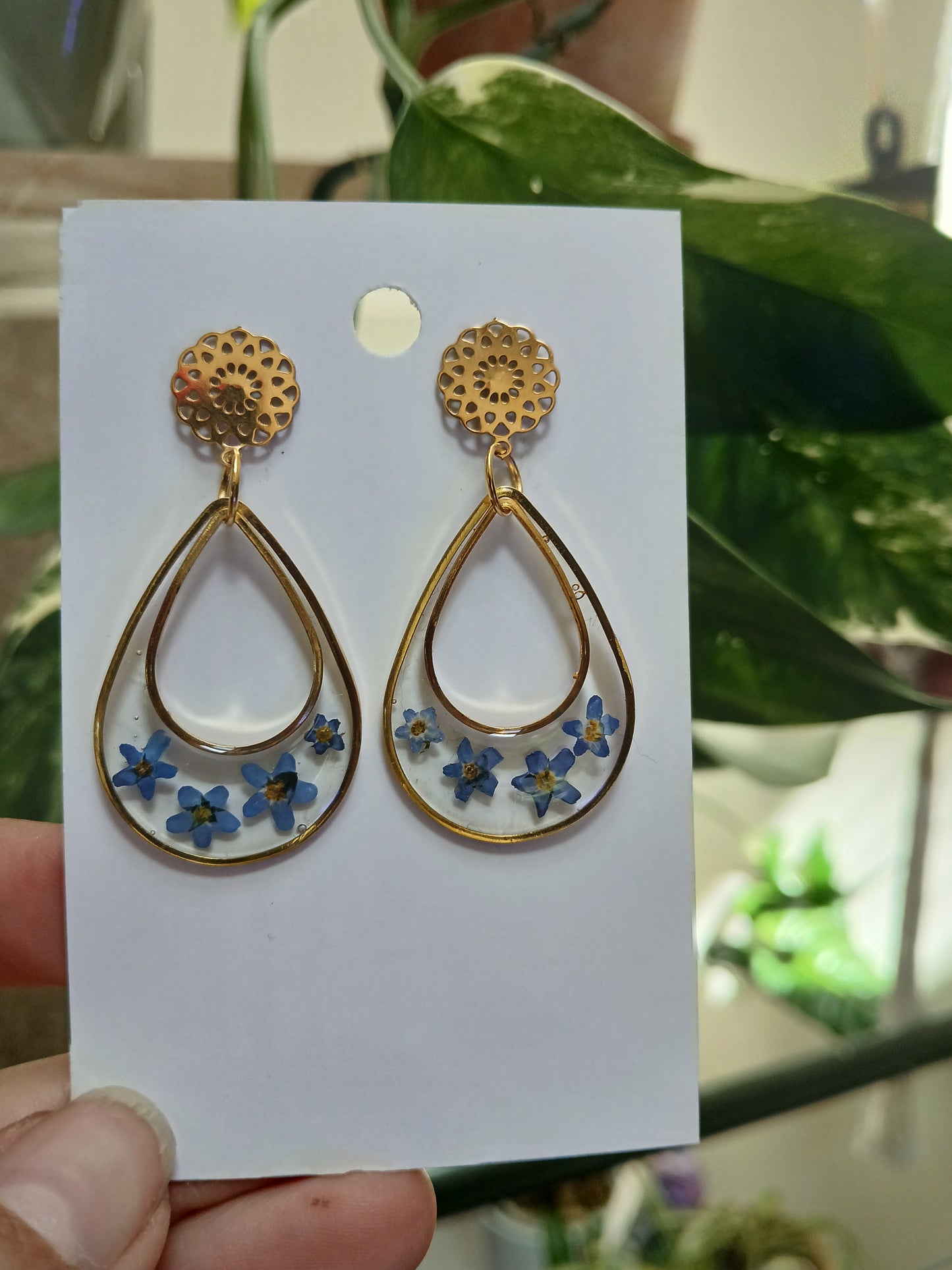 Boucles d'oreilles et fleurs séchées