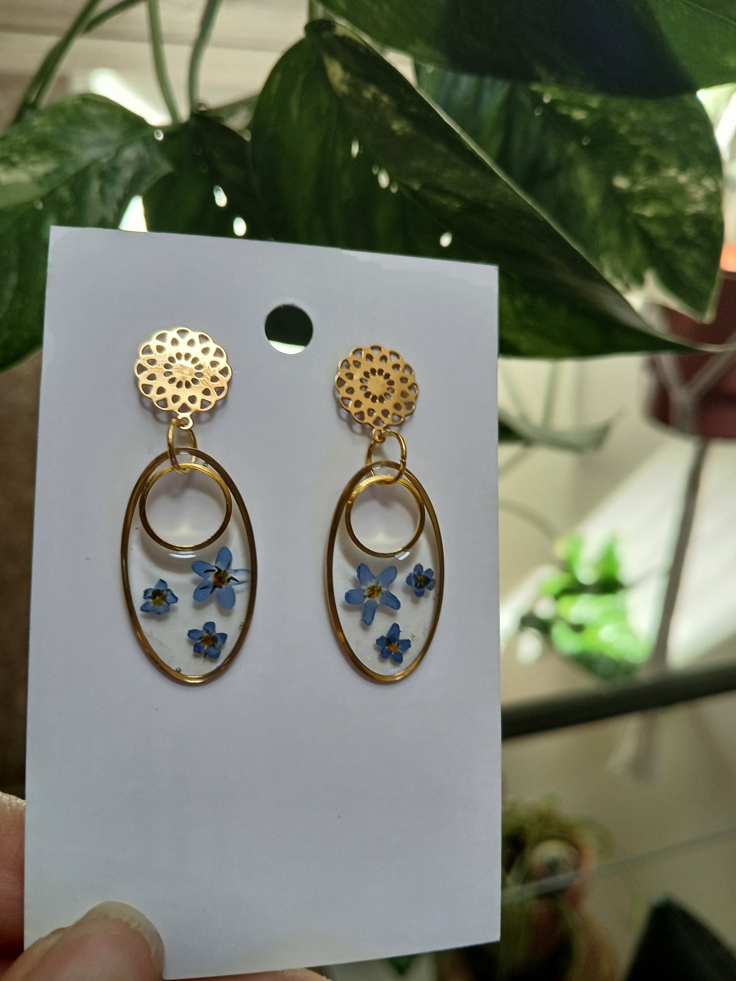 Boucles d'oreilles et fleurs séchées