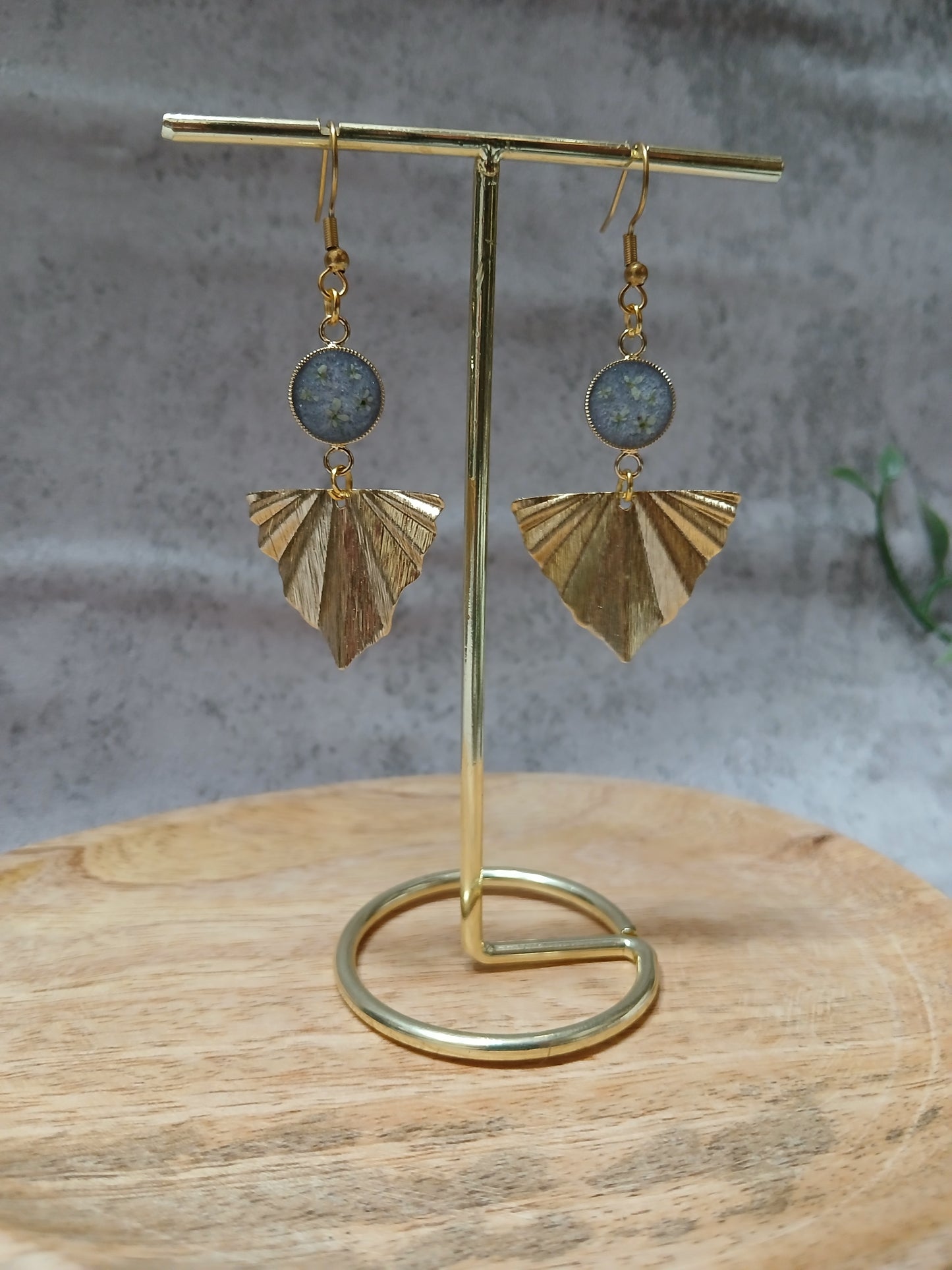 Boucles d'oreilles et fleurs séchées