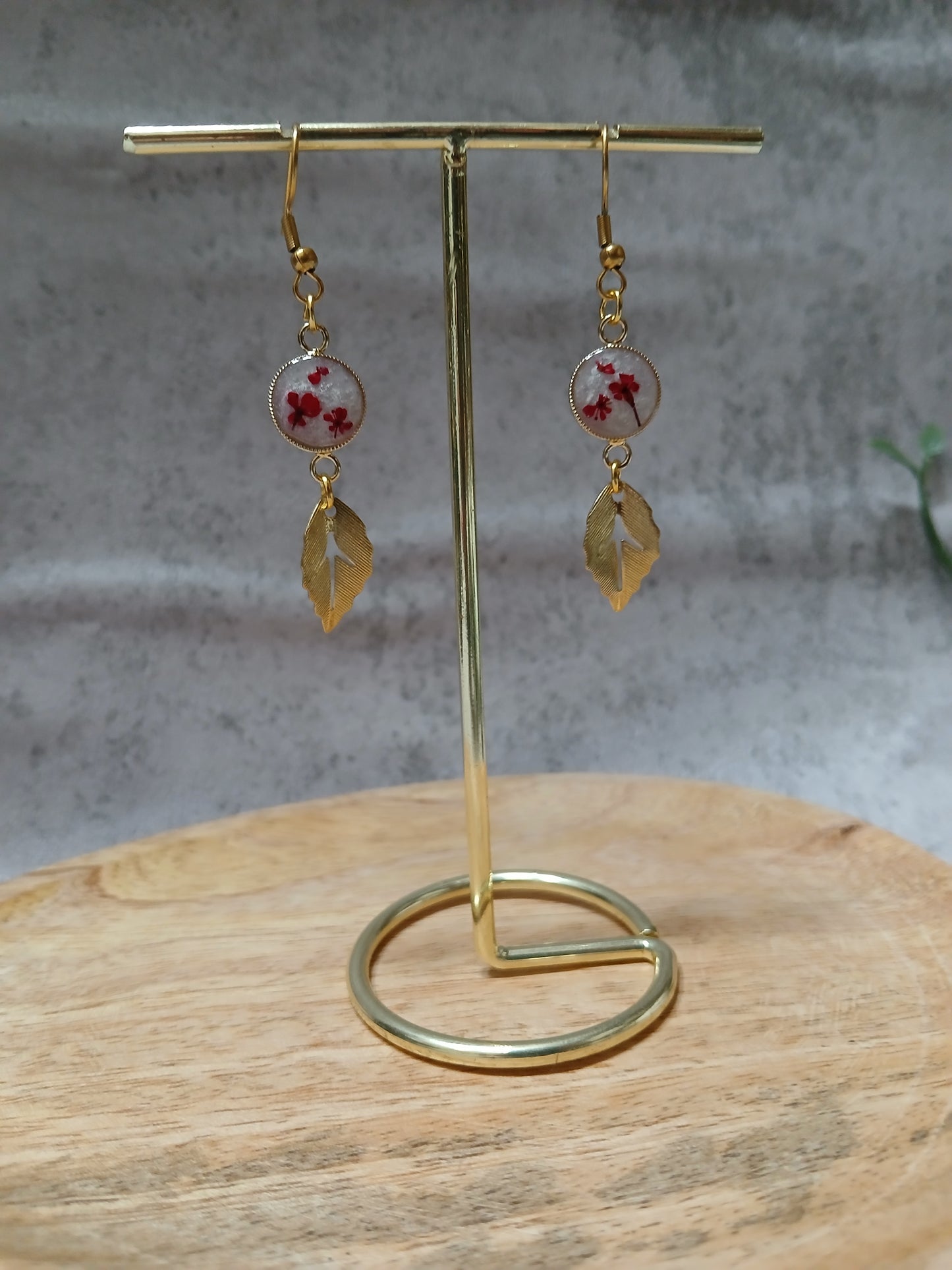Boucles d'oreilles et fleurs séchées