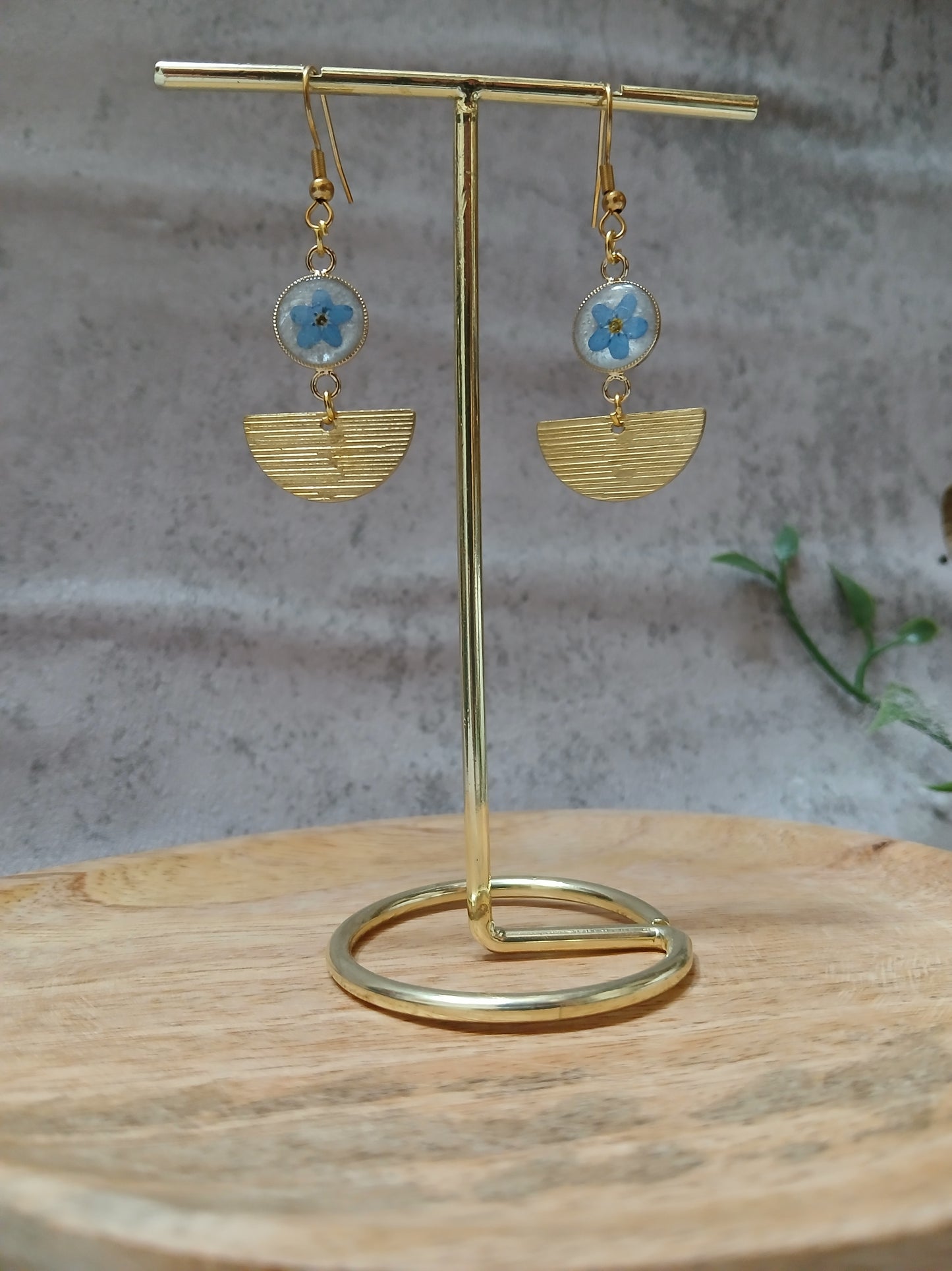 Boucles d'oreilles et fleurs séchées